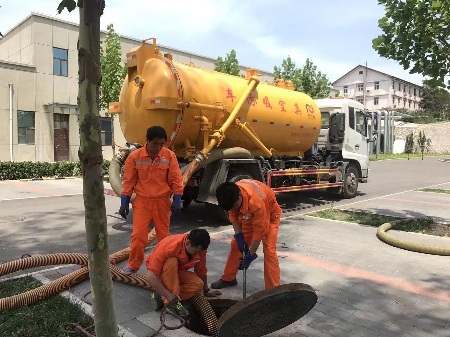 华蓥管道疏通车停在窨井附近