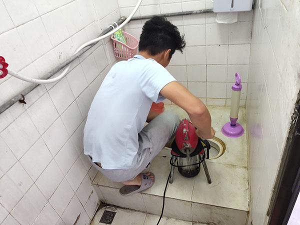 华蓥管道堵塞冒臭气 专业师傅现场解决问题